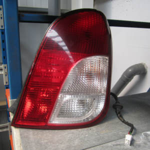 PILOTO TRASERO DERECHO KIA CARENS 2001