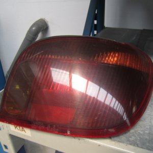 PILOTO TRASERO DERECHO TOYOTA YARIS 2004